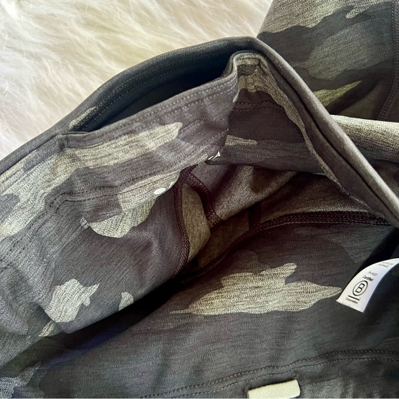 Athleta Ultimate Stash Pocket Camo 7/8 Tight - Picture 8 of 11